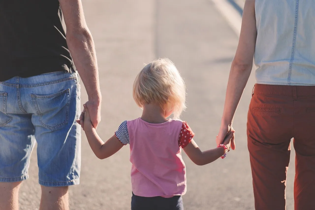 Eltern gehen mit ihrem Kind Hand in Hand